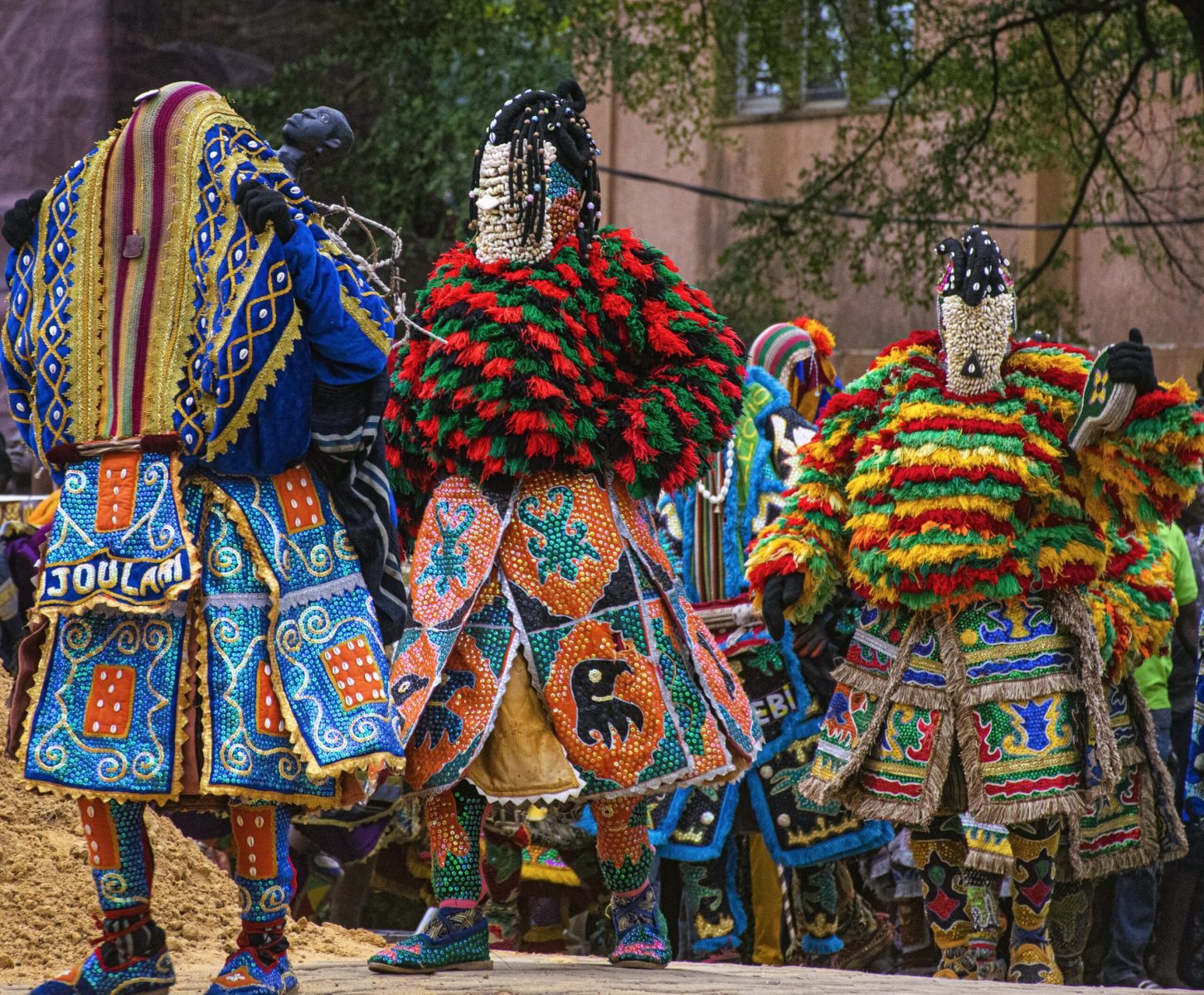 Masky Egungun (foto: Romario COFFI, Wikimedia Commons, Creative Commons CC0 1.0 Universal Public Domain Dedication).