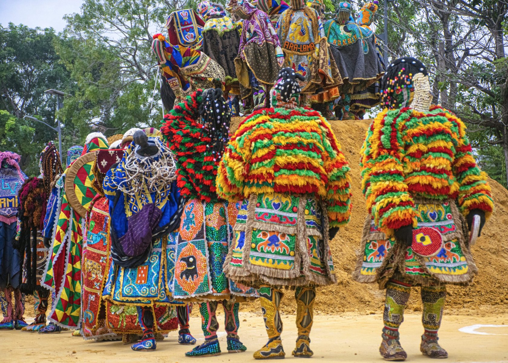 Masky Egungun (foto: Romario COFFI, Wikimedia Commons, Creative Commons CC0 1.0 Universal Public Domain Dedication).