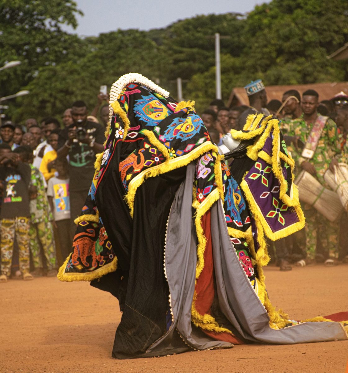 Masky Egungun (foto: Romario COFFI, Wikimedia Commons, Creative Commons CC0 1.0 Universal Public Domain Dedication).