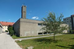09.-Nova-farni-budova-v-Munichholzu-za-ni-zvonice-noveho-kostela-scaled