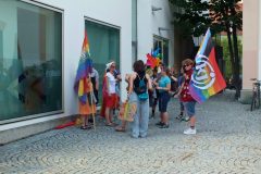 20.-Katolicka-mladez-se-shromazduje-pred-pruvodem-Steyr-Pridu-2026-scaled