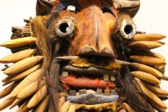 Obličejová maska (foto: Daderot, Wikimedia Commons, Creative Commons CC0 1.0 Universal Public Domain Dedication).