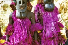 Dogonské masky (foto: Devriese, Wikipedia Commons, Creative Commons Attribution 3.0 Unported license).