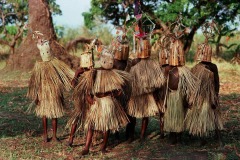 Chlapci v maskách při přechodovém rituálu obřízky, Malawi (foto: Steve Evans, Wikipedia Commons, Creative Commons Attribution 2.0 Generic license).