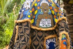 Tanečník v obřadní masce (foto: Romario COFFI, Wikimedia Commons, Creative Commons Attribution-Share Alike 4.0 International license).