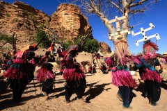 Dogoni v obřadních maskách kanaga (foto: Hisashi Yuya, Wikimedia Commons, Creative Commons Attribution-Share Alike 4.0 International license).