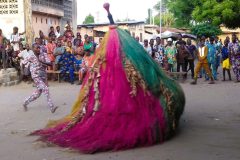 Vodunské zangbeto (foto: Richmond Dakpogan, Wikipedia Commons, Creative Commons Attribution-Share Alike 4.0 International license).