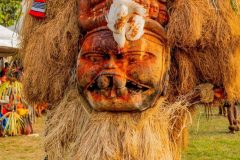 Tanečník v tradiční masce při náboženském obřadu (foto: Dappasolomon001, Wikimedia Commons, Creative Commons Attribution-Share Alike 4.0 International license).