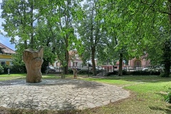Asijske-kulturni-centrum-pomnik-obetem-2.-svetove-valky-meditujici-muz-a-v-pozadi-pr