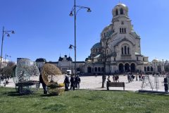 Vejce-pred-katedralou-svateho-Alexandra-Nevskeho-scaled
