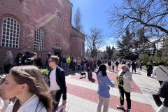 fronta-pred-bazilikou-Sv.-Sofie-plete-venec-scaled