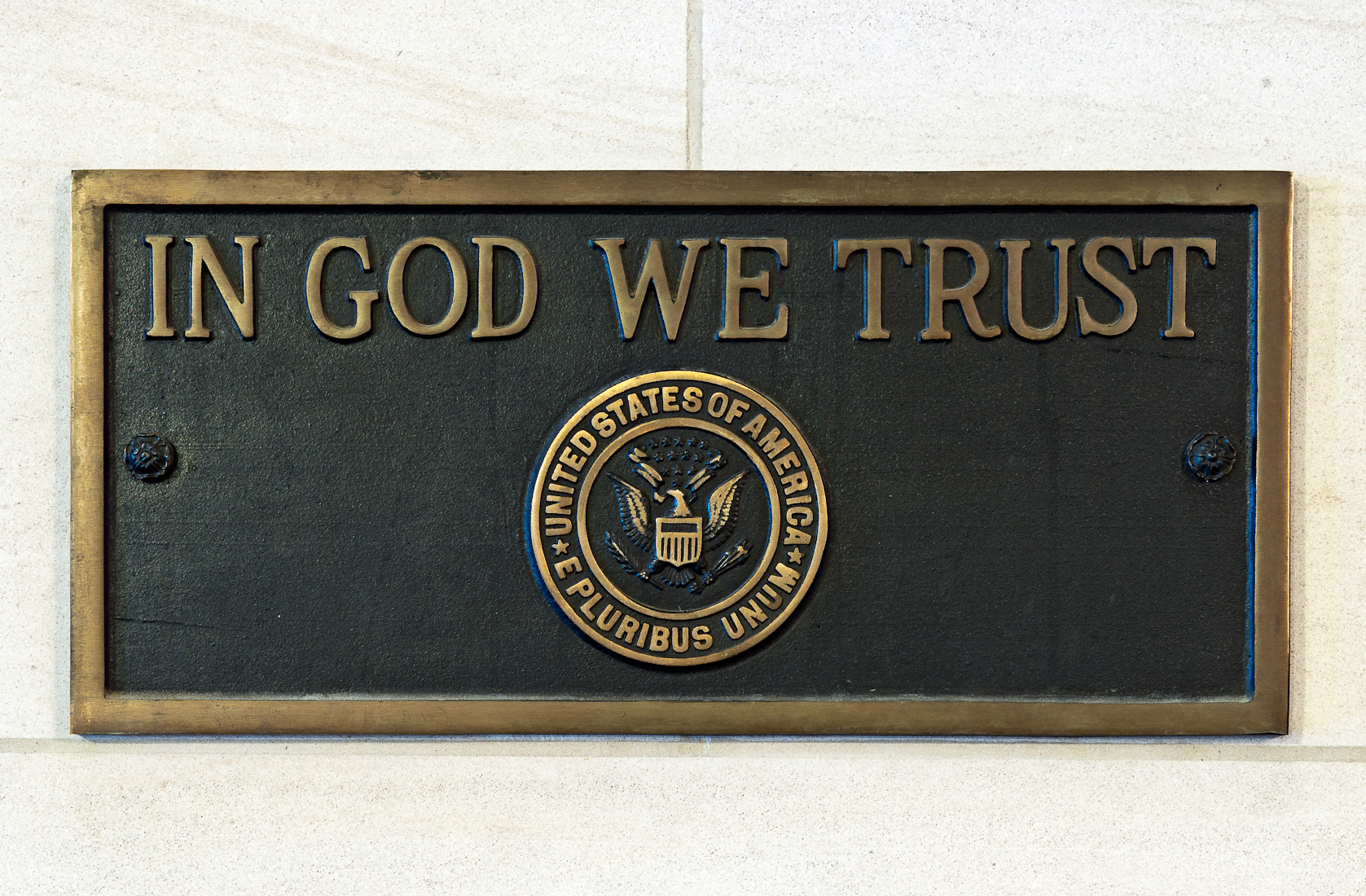 Heslo „Bohu důvěřujeme“ na budovách amerických škol