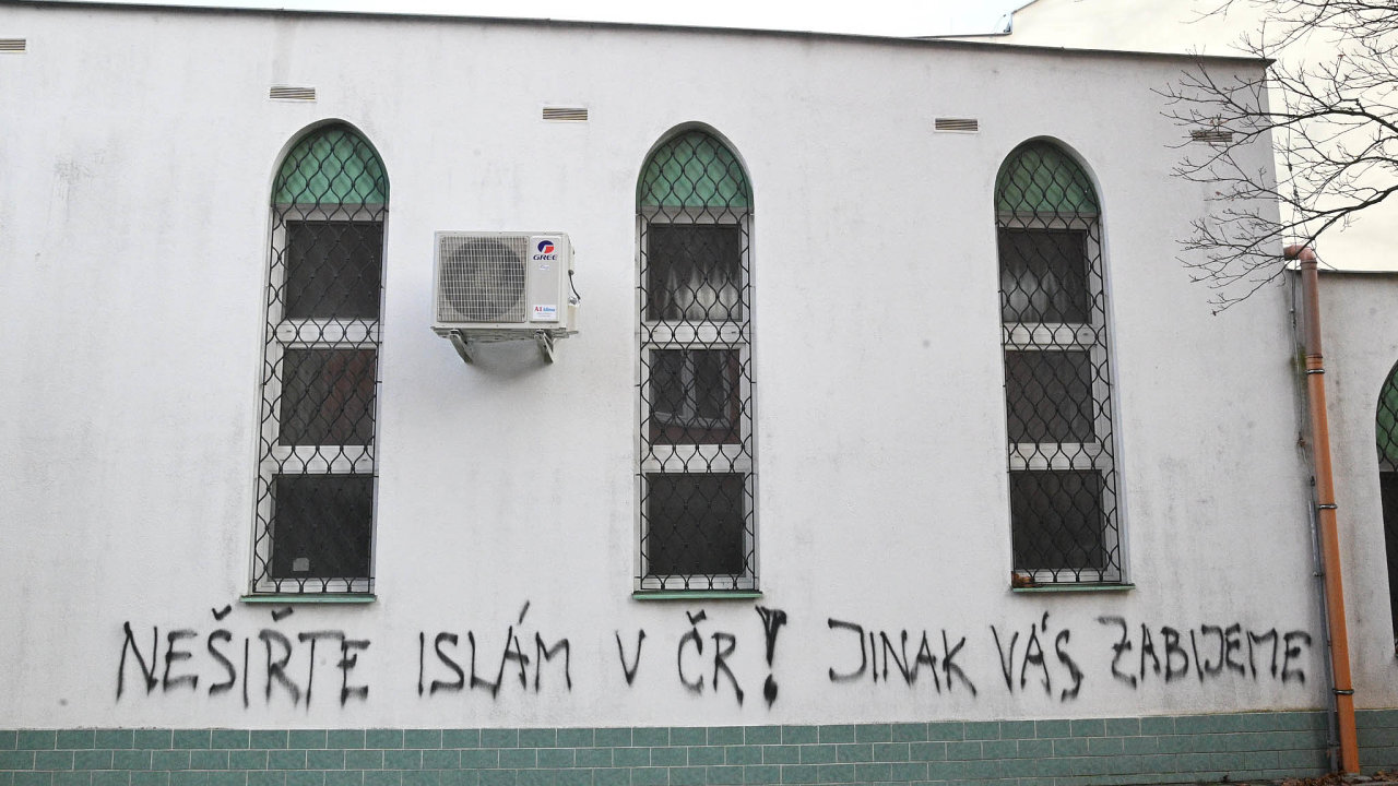 Neznámi vandali posprejovali brnenskú mešitu