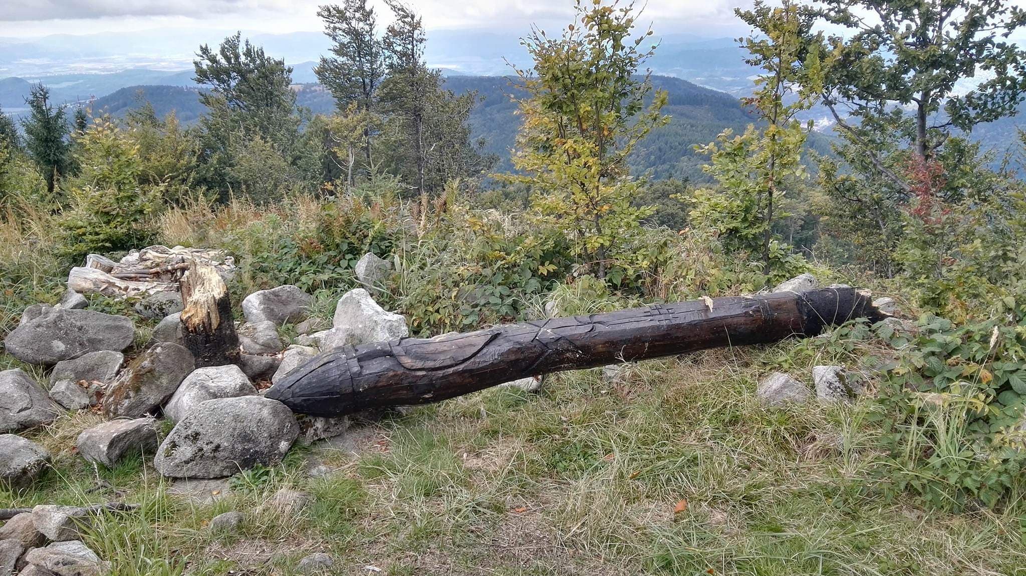 Neznámi útočníci poškodili sochy na novopohanskej svätyni na Slovensku