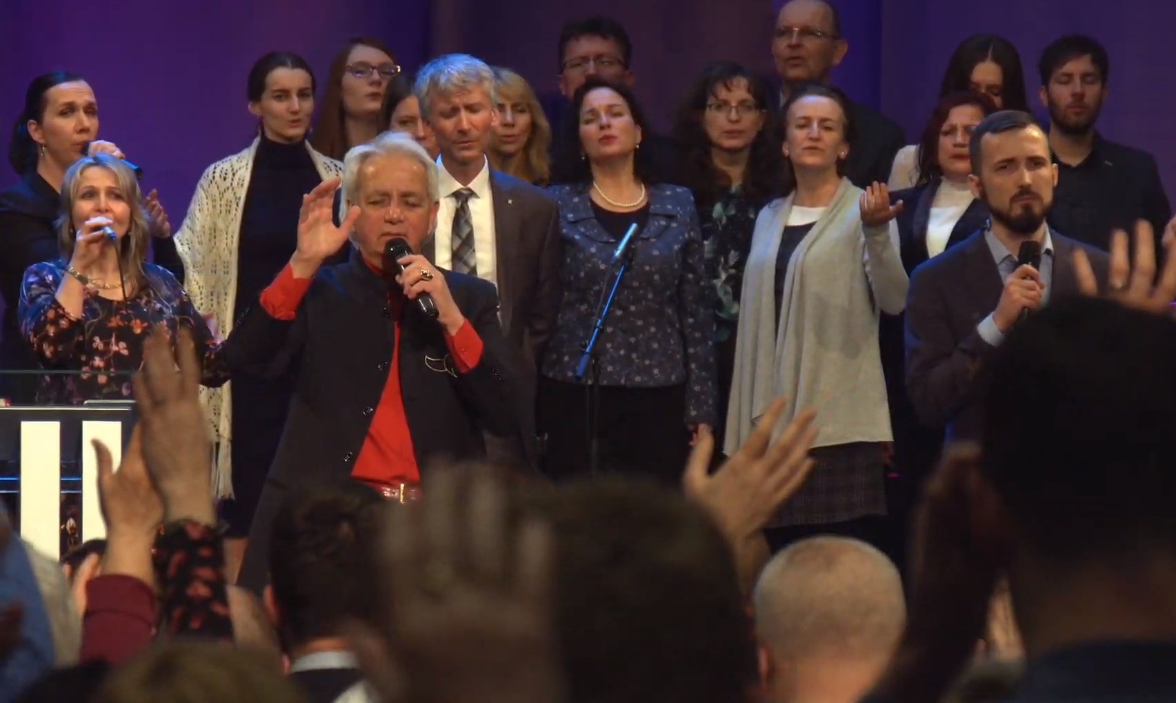 „Něčí nemoc v kostech byla právě uzdravena!” – Benny Hinn evangelizoval v Ostravě