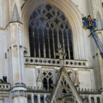 Francouzští katolíci po požáru v Nantes vystaveni smutku i projevům nenávisti