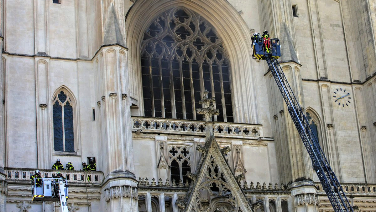 Francouzští katolíci po požáru v Nantes vystaveni smutku i projevům nenávisti