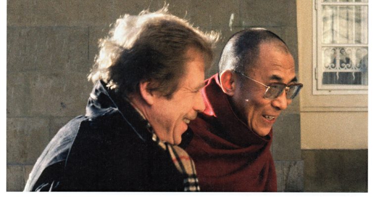 „Ve srovnání s Prahou bledne všechno.“ – Před 30 lety se dalajlamovi u nás dostalo jedinečného přijetí