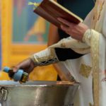 Brutální rituály a rvačky u křtitelnice