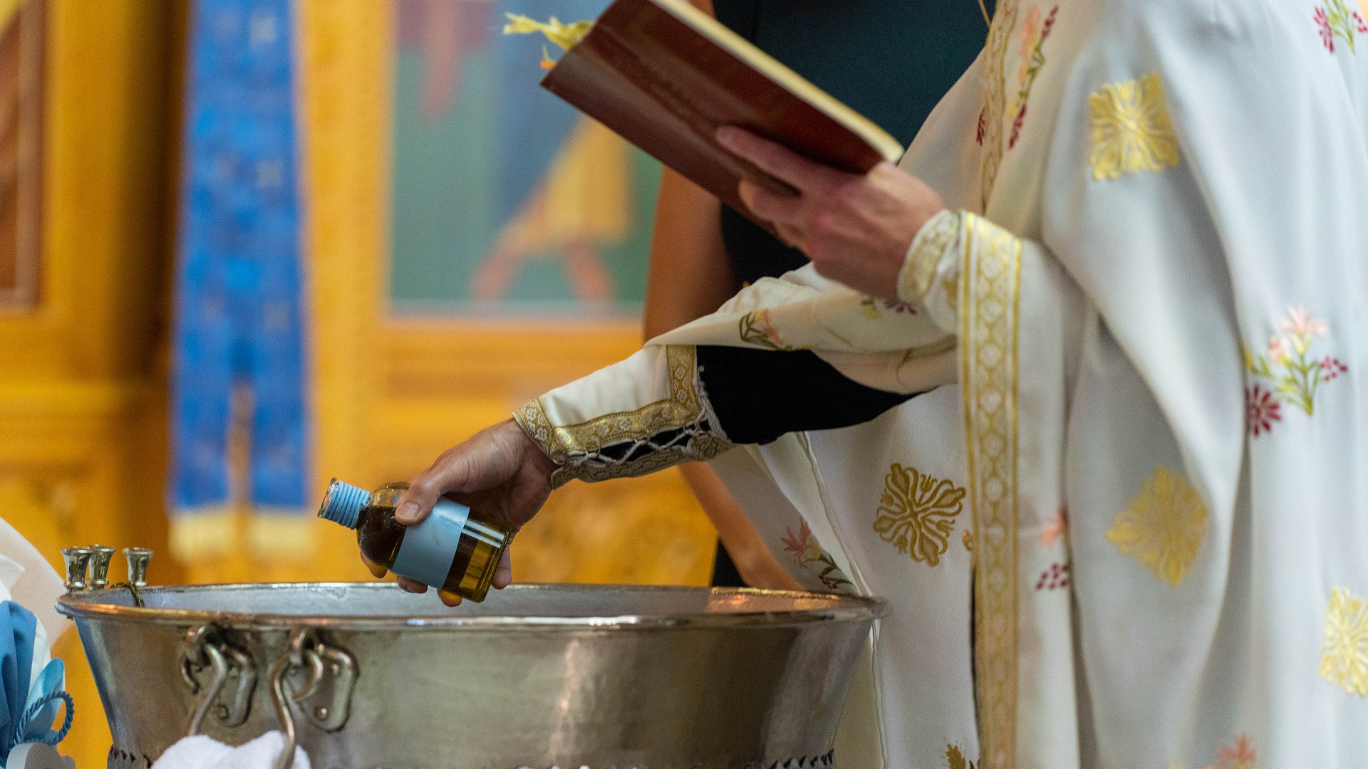 Brutální rituály a rvačky u křtitelnice