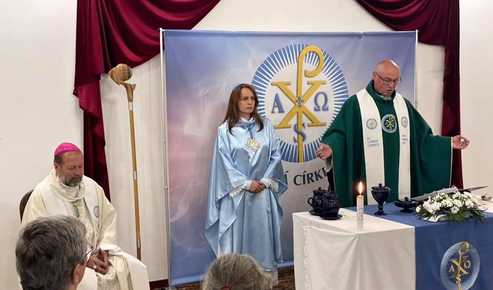 Také Církev essénsko-křesťanská obnovila bohoslužby