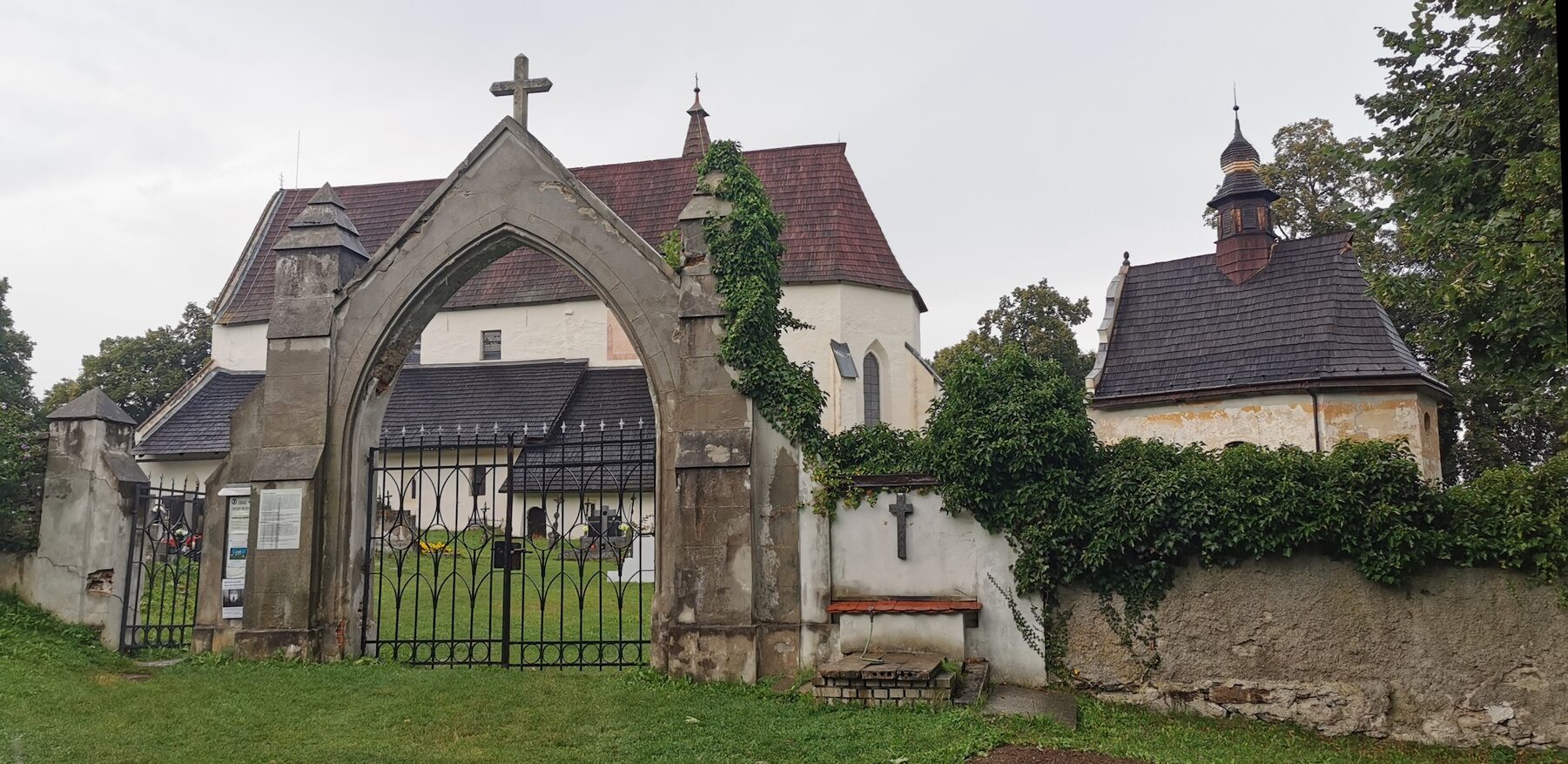 Náboženství na cestách: Kostel sv. Mikuláše a kaple sv. Anny u Kašperských Hor