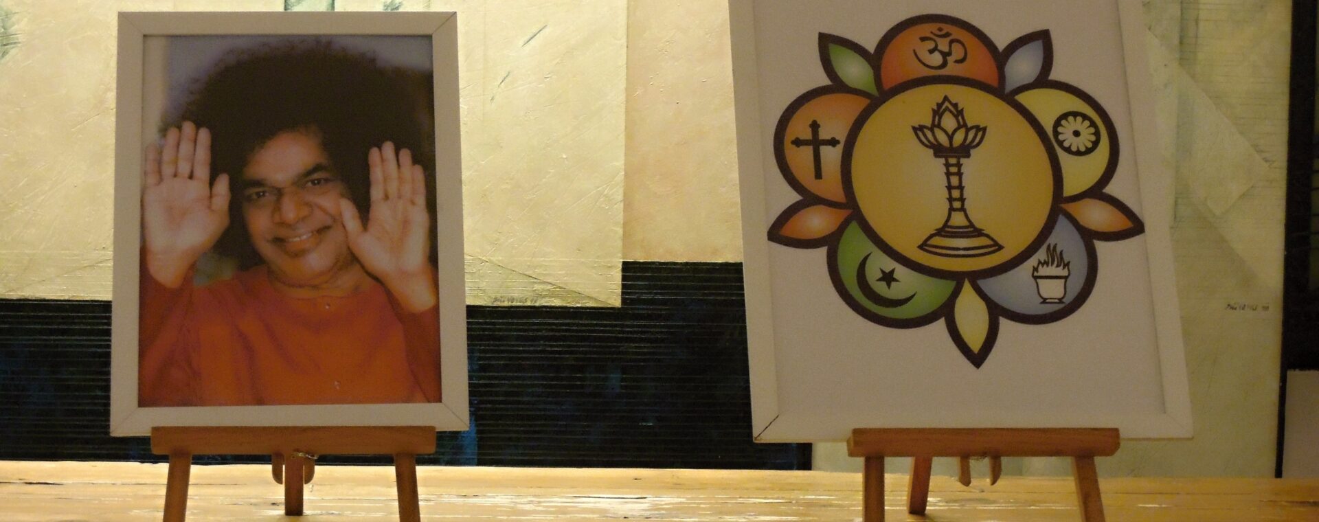 Bhadžany s následovníky Satja Sáí Báby