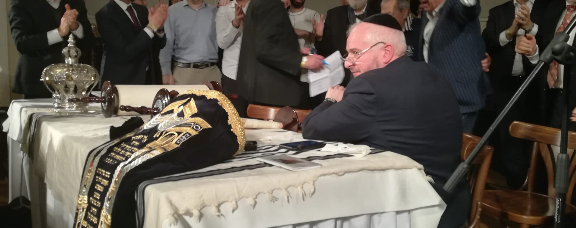 Do Staronové synagogy byla vnesena Tóra Do Staronové synagogy byla vnesena Tóra