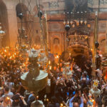 Svatý oheň v Jeruzalémě stále posiluje víru i pochybnosti