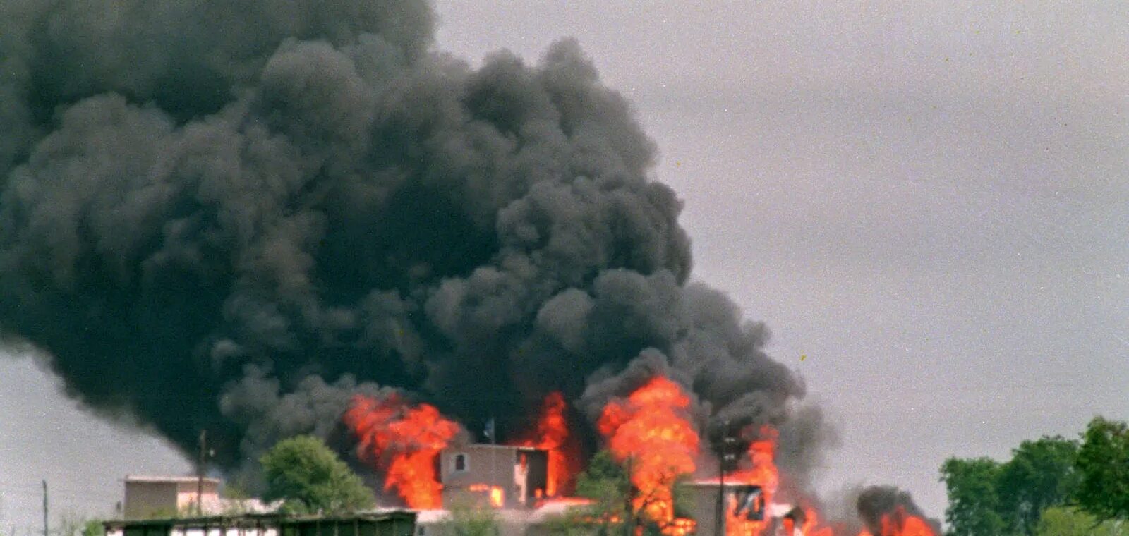 Obléhání ranče Apokalypsa skončilo právě před 30 lety Obléhání ranče Apokalypsa skončilo právě před 30 lety