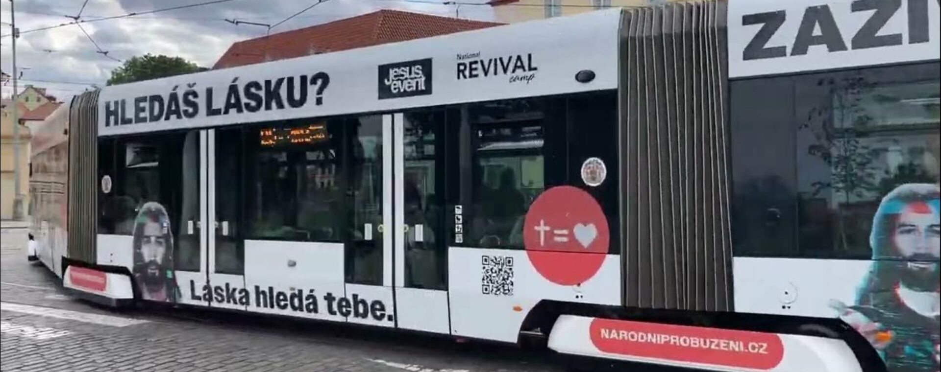 Probudí Ježíšova tramvaj národ?