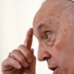 Papež František se vybarvuje