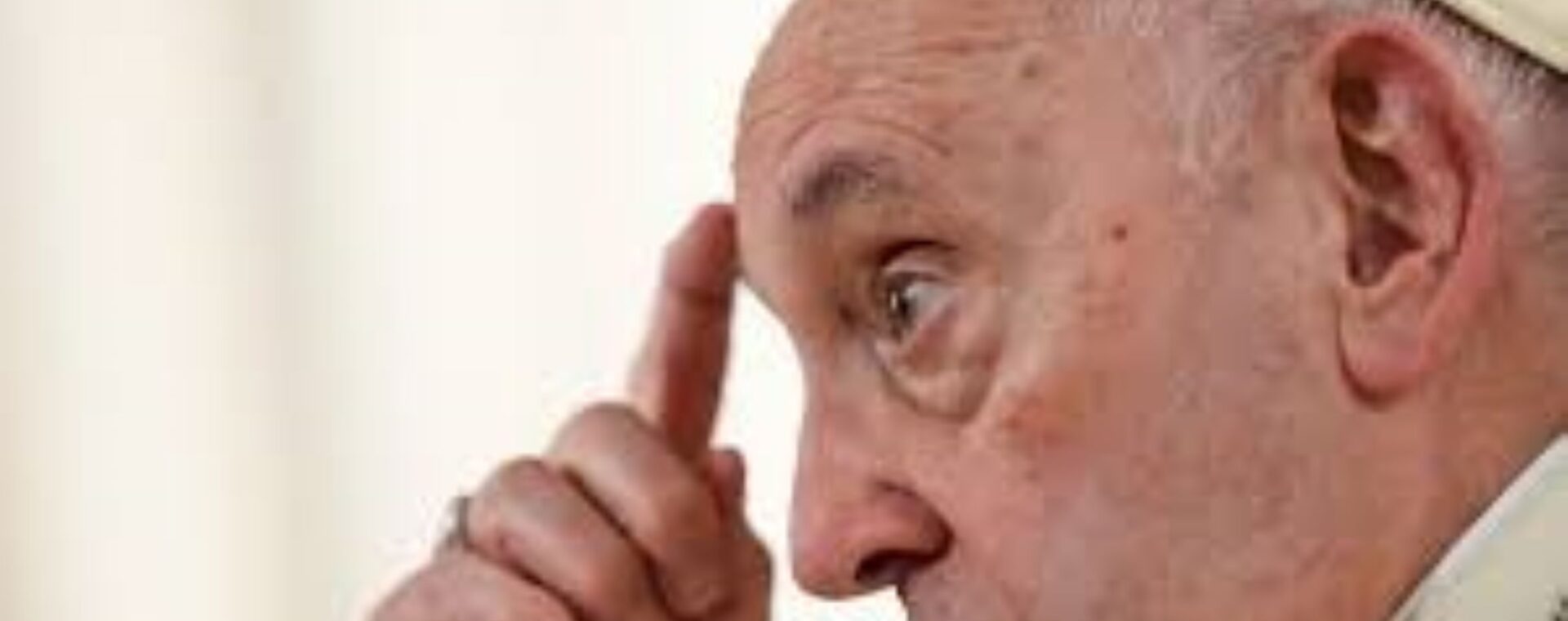 Papež František se vybarvuje