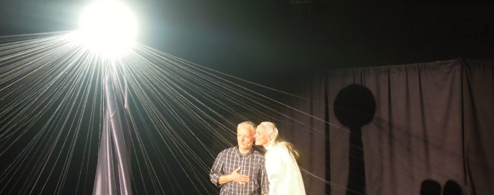 Světlé spirituální nitky ve vánoční atmosféře Světlé spirituální nitky ve vánoční atmosféře