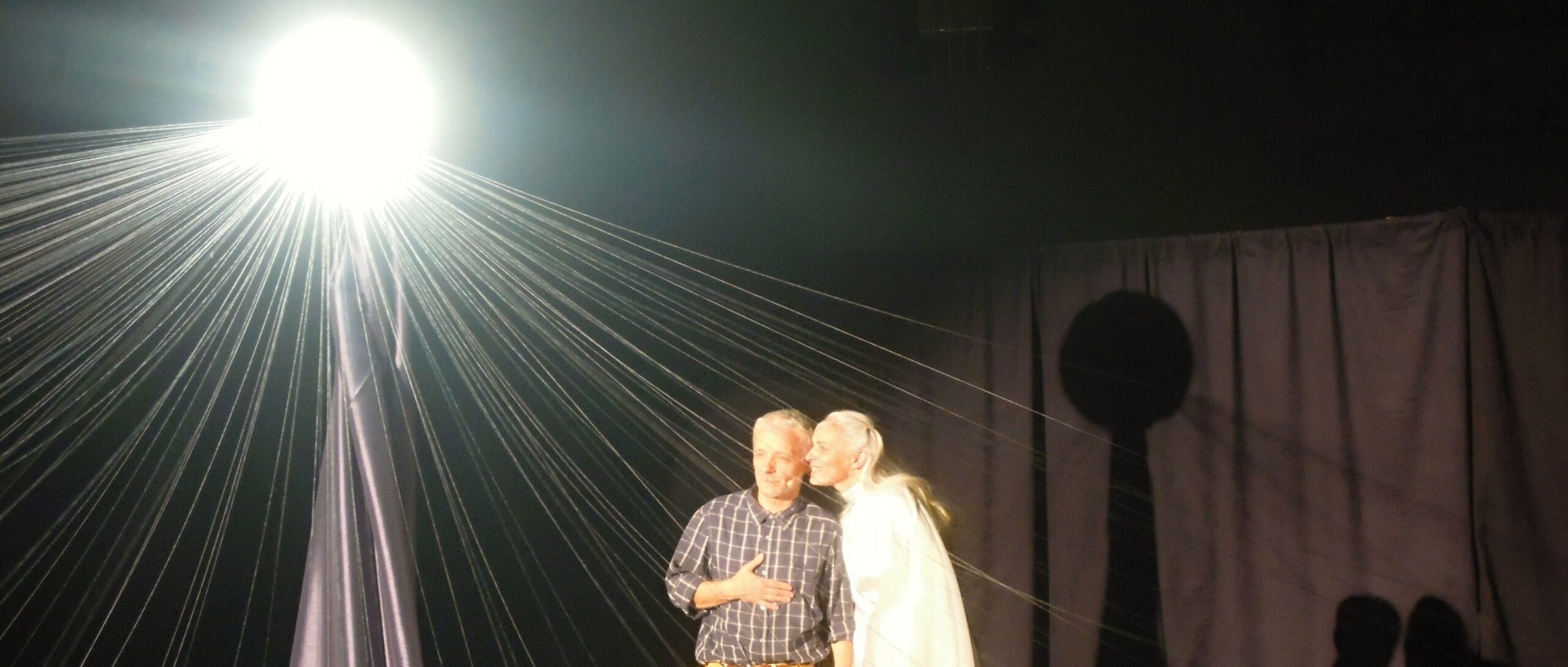 Světlé spirituální nitky ve vánoční atmosféře