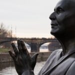 Socha Šrí Činmoje v Praze odstraněna