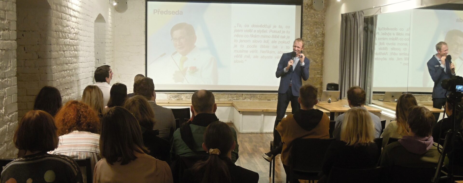 Studenti v diskusi s českými představiteli církve Šinčchondži