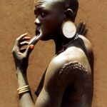 Náboženské pozadí tradice labret, skarifikace a deformování lebek u Mursiů