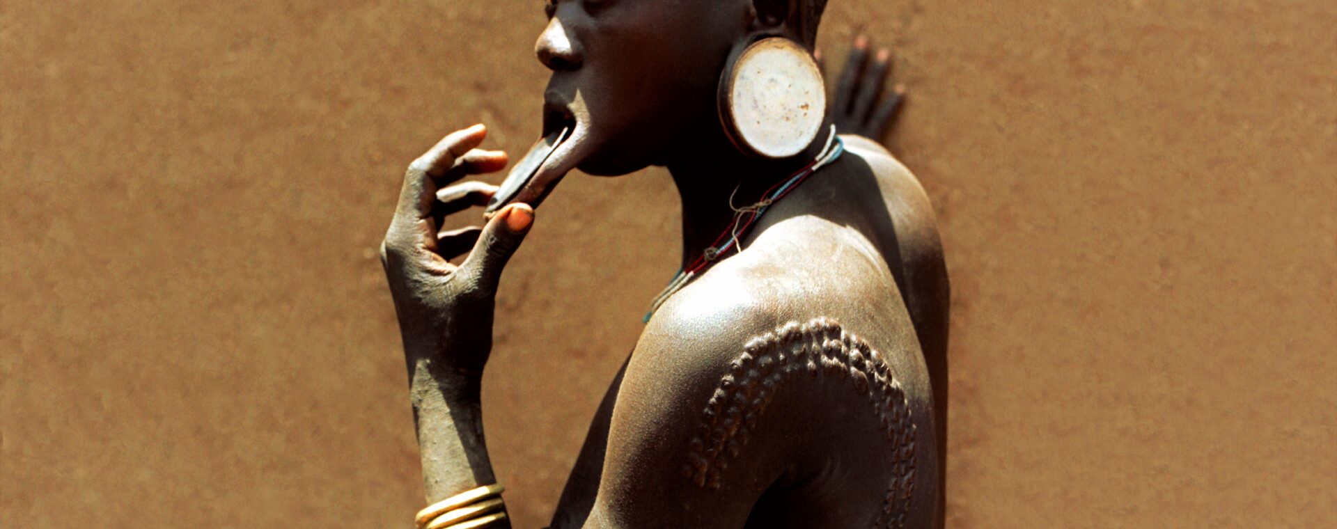 Náboženské pozadí tradice labret, skarifikace a deformování lebek u Mursiů Náboženské pozadí tradice labret, skarifikace a deformování lebek u Mursiů