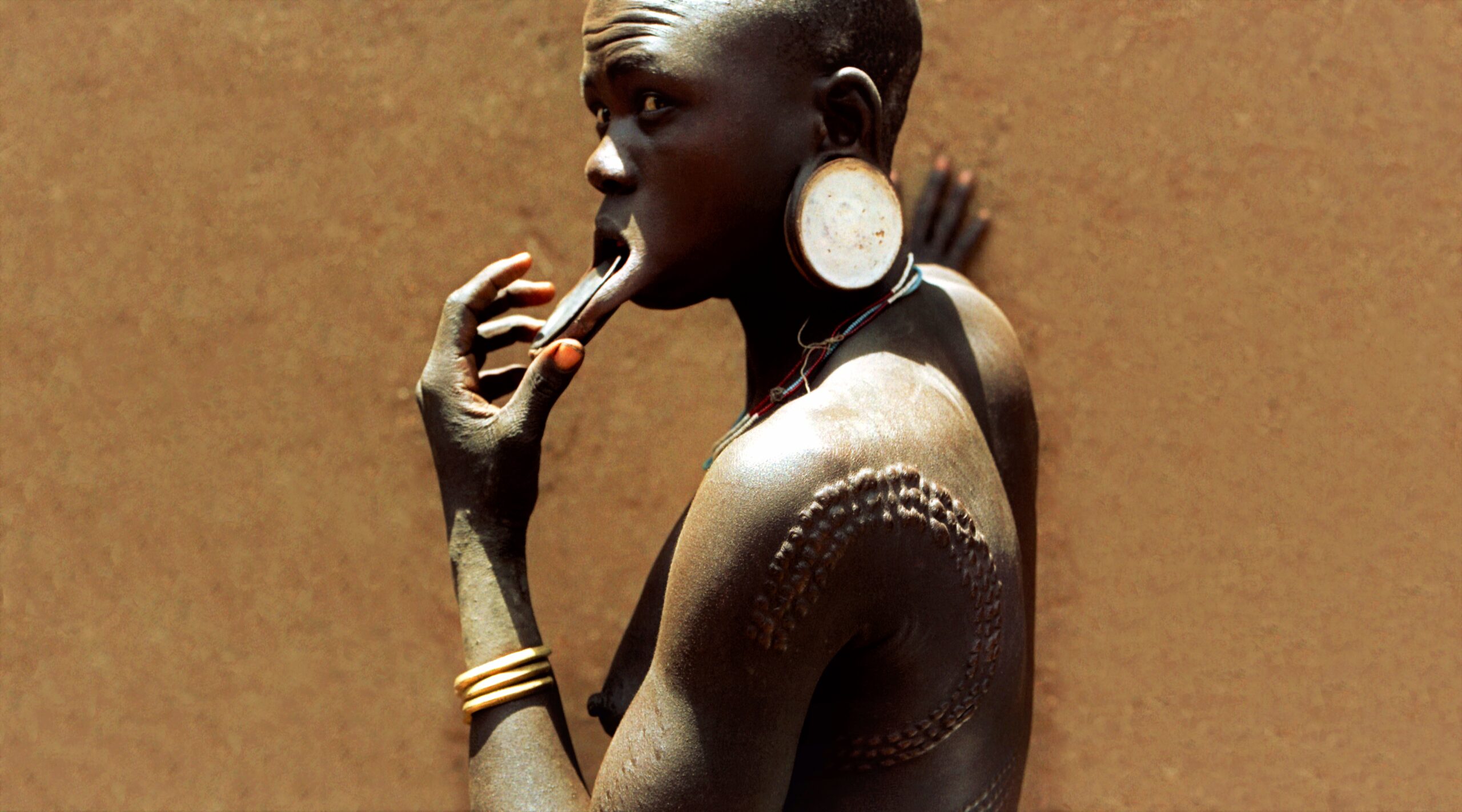 Náboženské pozadí tradice labret, skarifikace a deformování lebek u Mursiů Náboženské pozadí tradice labret, skarifikace a deformování lebek u Mursiů