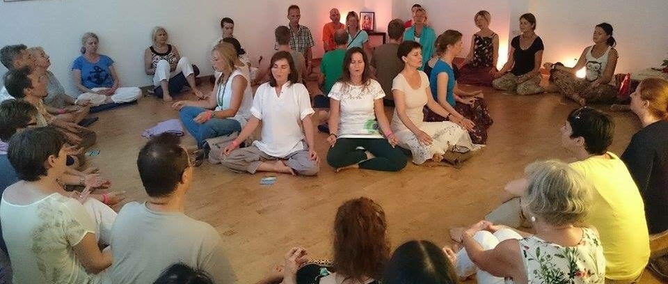 Óm chanting s pražským společenstvím Bhakti Márga Óm chanting s pražským společenstvím Bhakti Márga