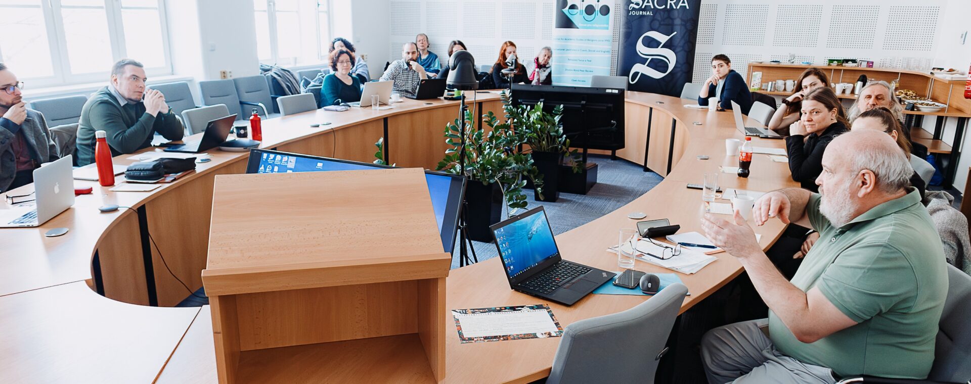 Tibetanisté a buddhologové, spojte se!