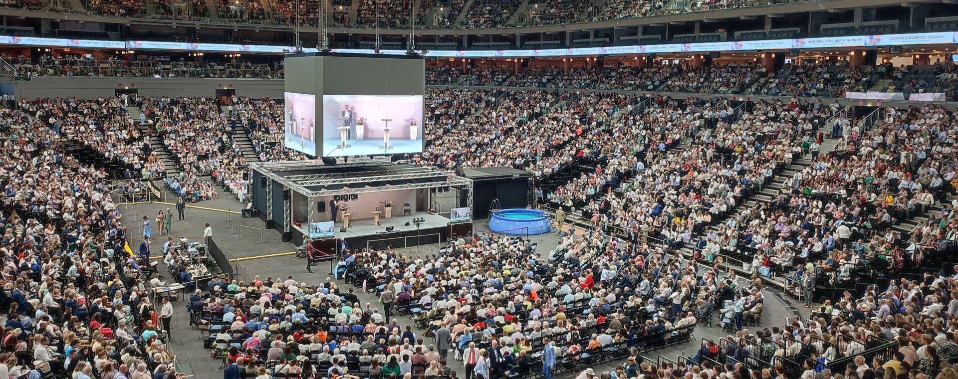 Pražského sjezdu se zúčastnilo 15 tisíc svědků Jehovových Pražského sjezdu se zúčastnilo 15 tisíc svědků Jehovových