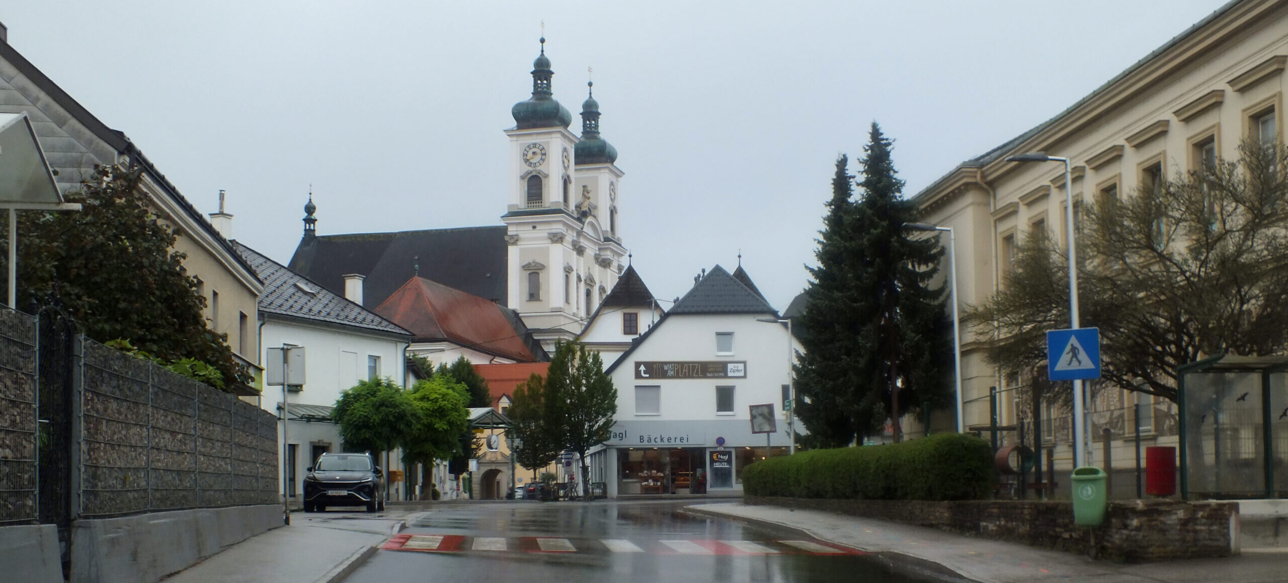 Garsten – kostel v sousedství ostnatých drátů