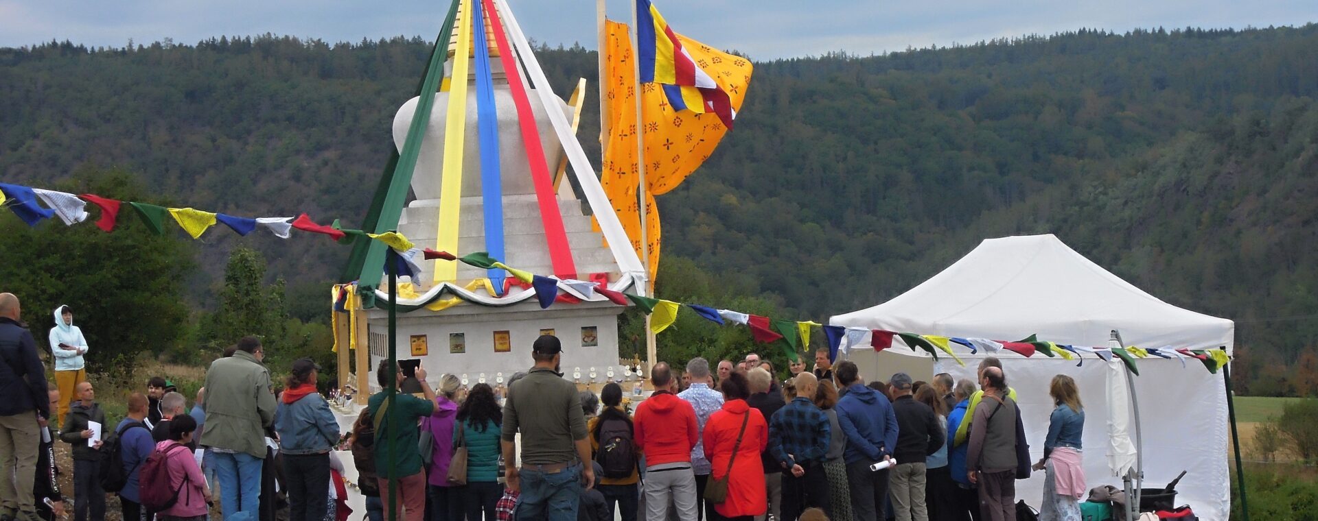 Nad údolím Berounky byla zasvěcena stúpa Osvícení Nad údolím Berounky byla zasvěcena stúpa Osvícení
