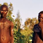 Náboženství jihosúdánských Dinků. Bůh Nhialic, skarifikace a hliněné pyramidy