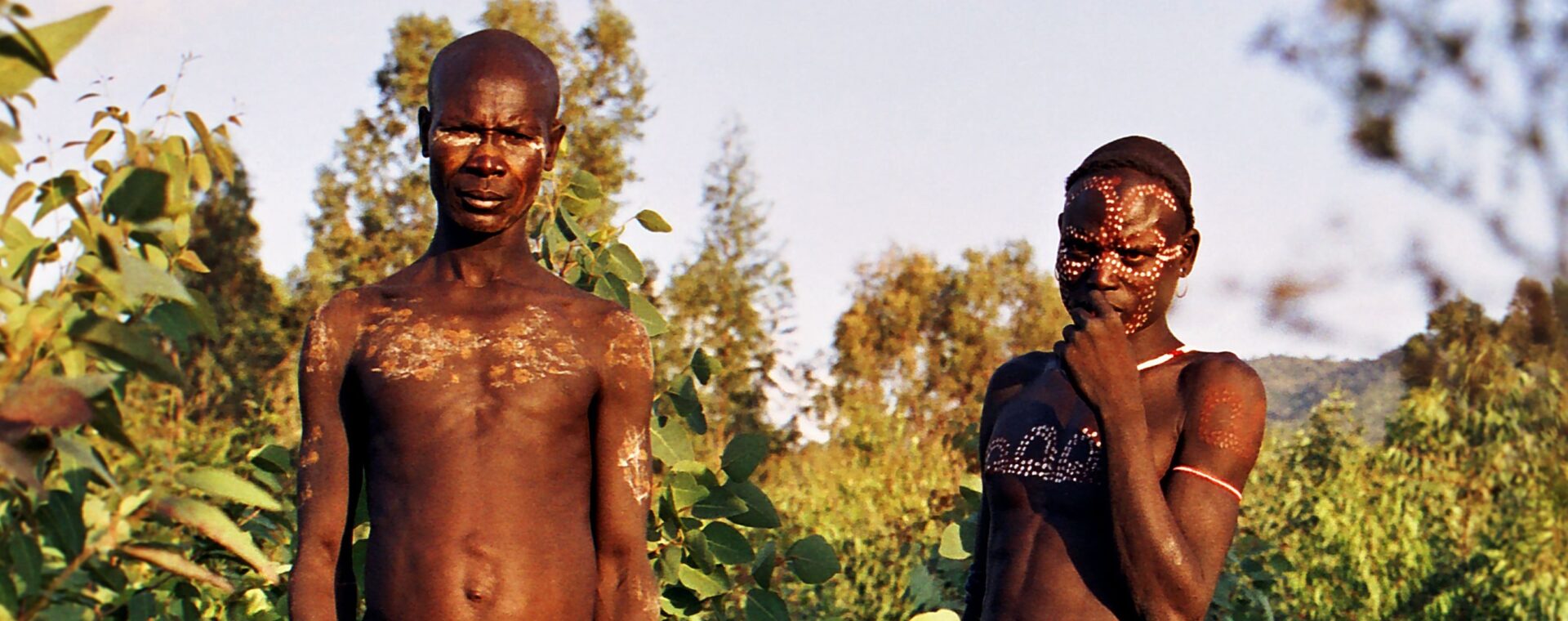 Náboženství jihosúdánských Dinků. Bůh Nhialic, skarifikace a hliněné pyramidy
