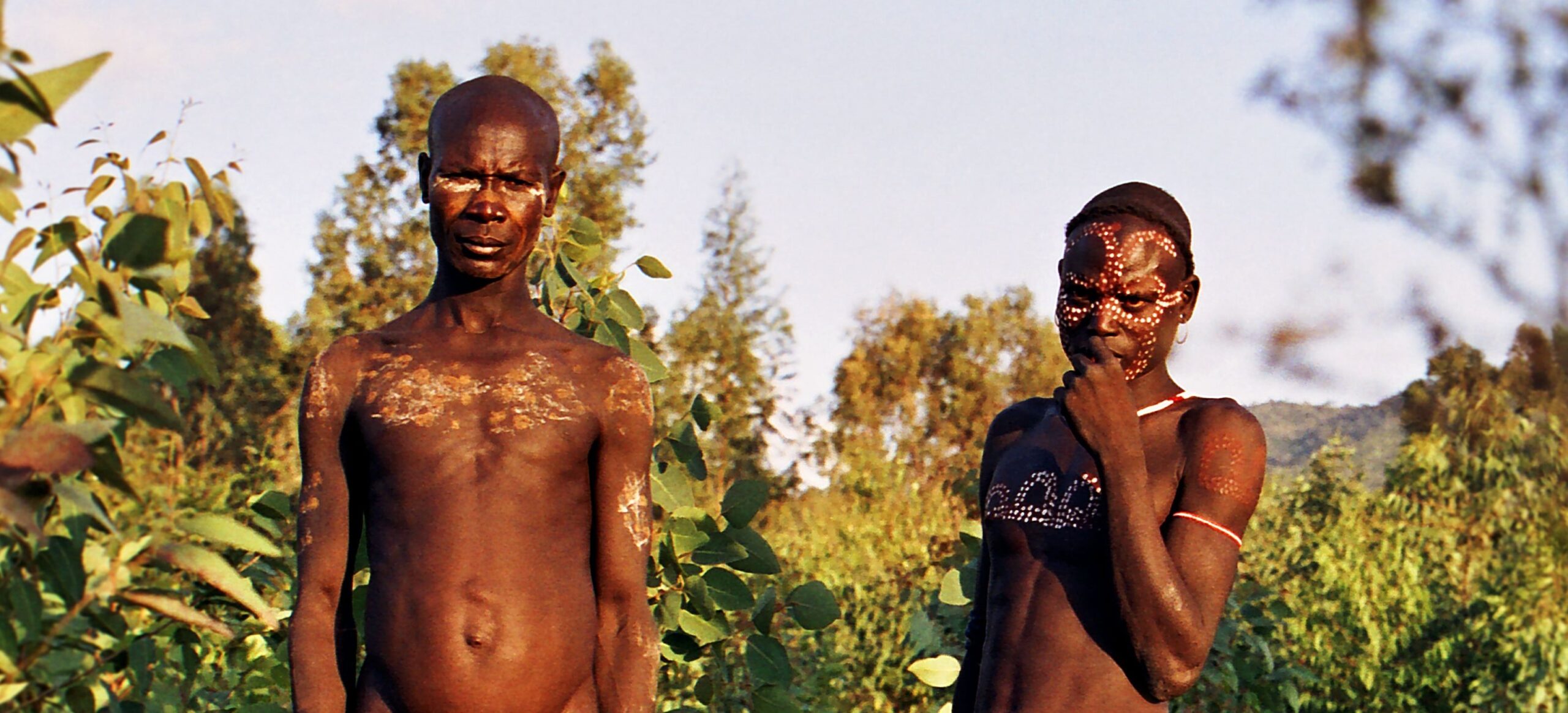 Náboženství jihosúdánských Dinků. Bůh Nhialic, skarifikace a hliněné pyramidy