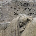 Jako první byla Husova socha od Ladislava Šalouna odhalena v Hořicích