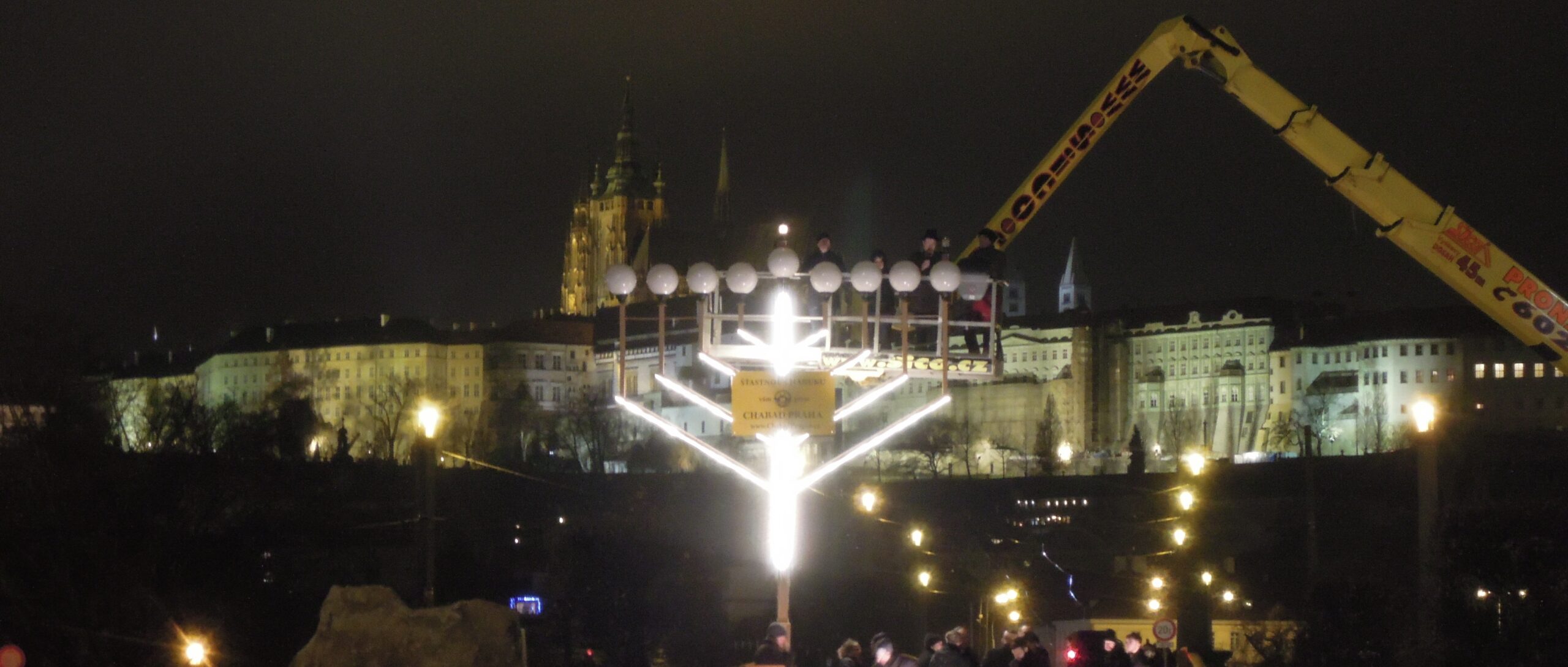 Na oslavě Chanuky bylo v Praze veřejně rozsvíceno první světlo Na oslavě Chanuky bylo v Praze veřejně rozsvíceno první světlo